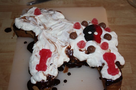 Tarta_saffranskaka_i_botten_chokladsas_och_gradde_samt_godis