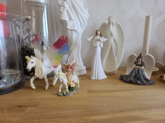 Figuriner för prydnad. Änglar, älvor och enhörningar